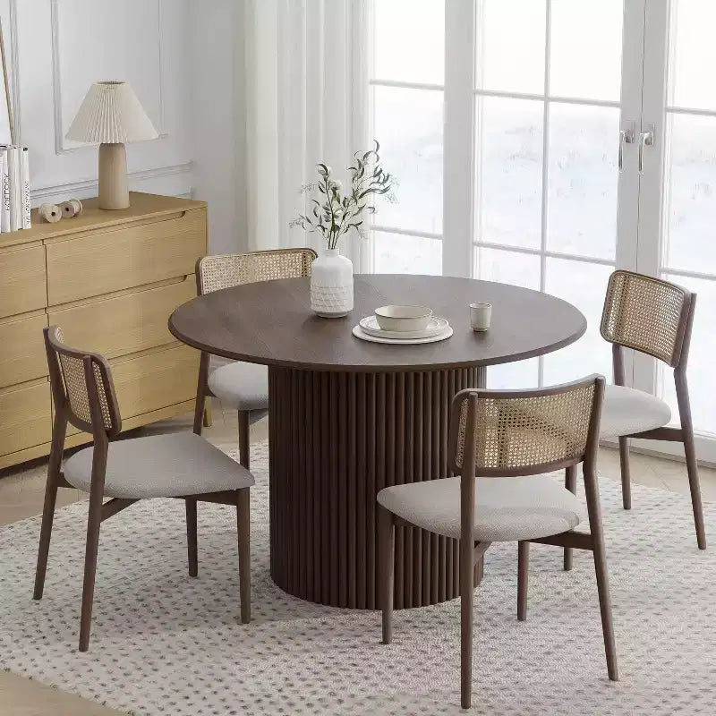Tavolo da pranzo rotondo da 46" in legno massello di rovere con gambe a piedistallo in rattan intrecciato, 4 posti, nero