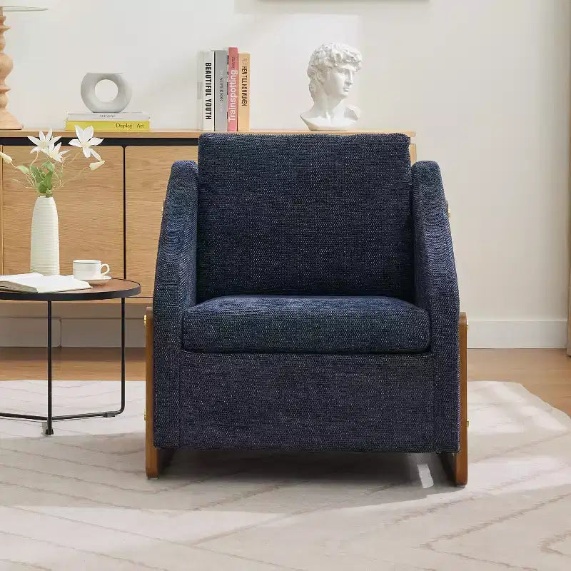 Poltrona Bernie in ciniglia con struttura in legno e borchie