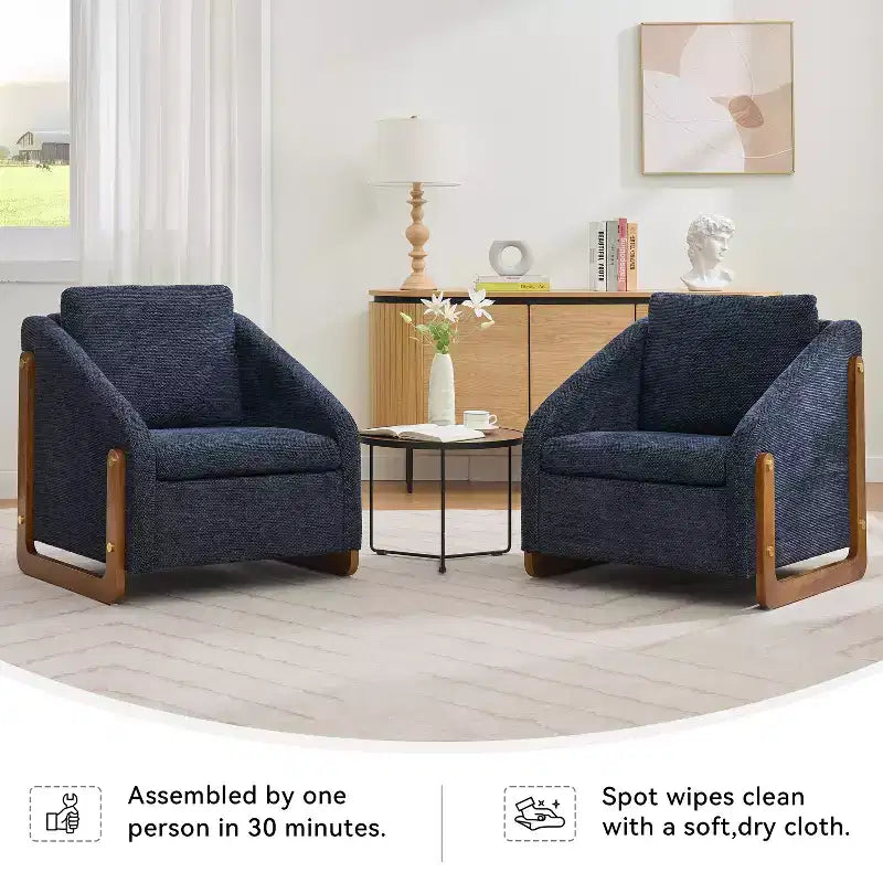 Poltrona Bernie in ciniglia con struttura in legno e borchie