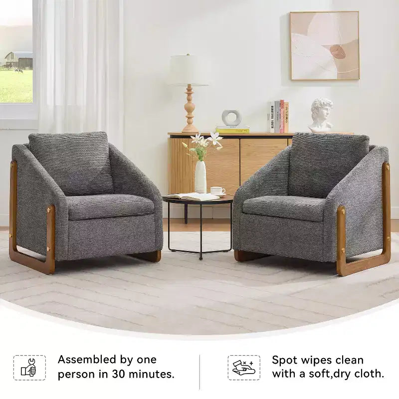 Poltrona Bernie in ciniglia con struttura in legno e borchie