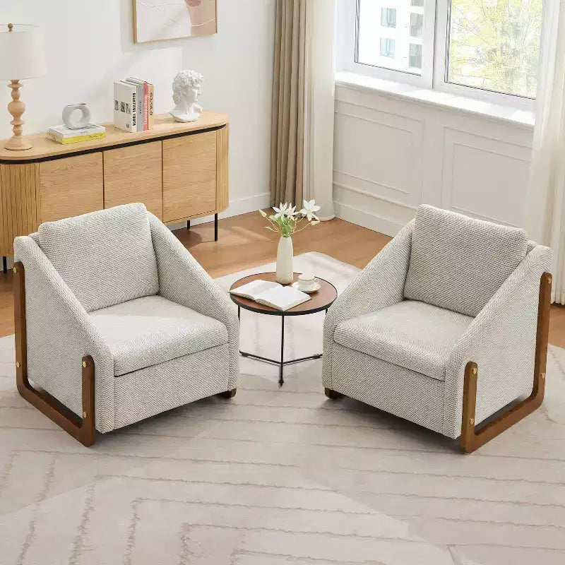 Poltrona Bernie in ciniglia con struttura in legno e borchie