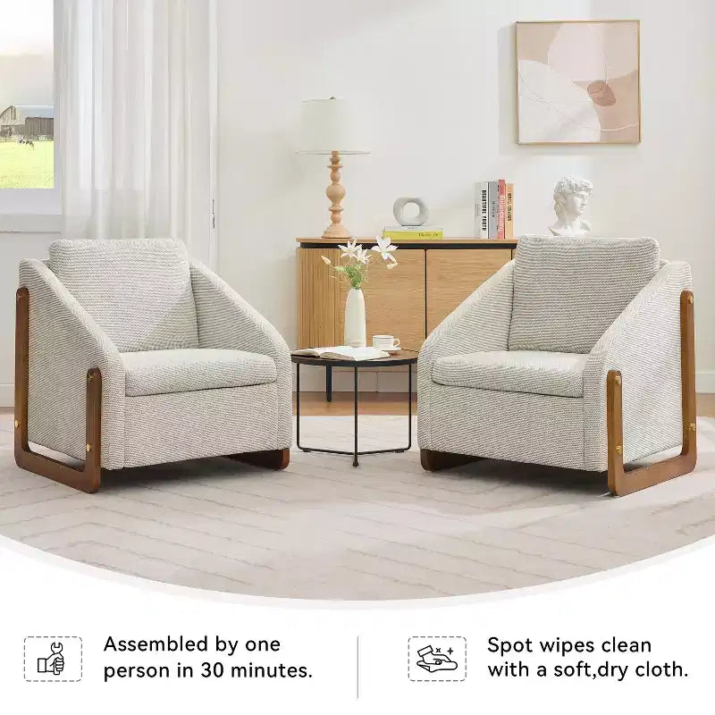 Poltrona Bernie in ciniglia con struttura in legno e borchie