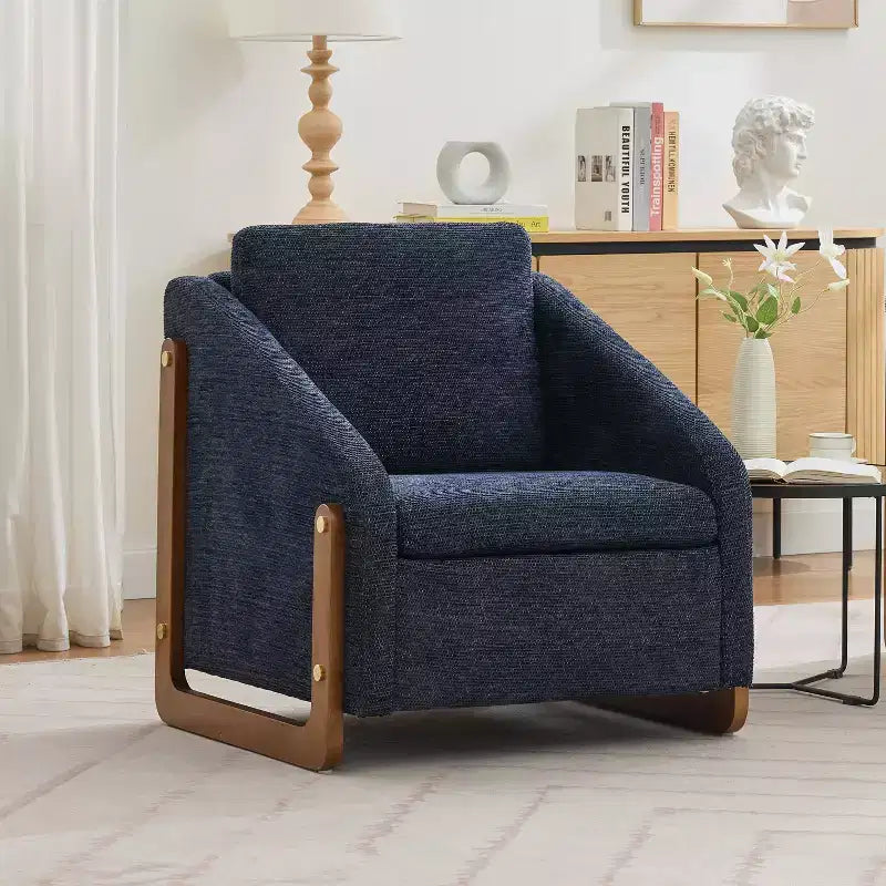 Poltrona Bernie in ciniglia con struttura in legno e borchie