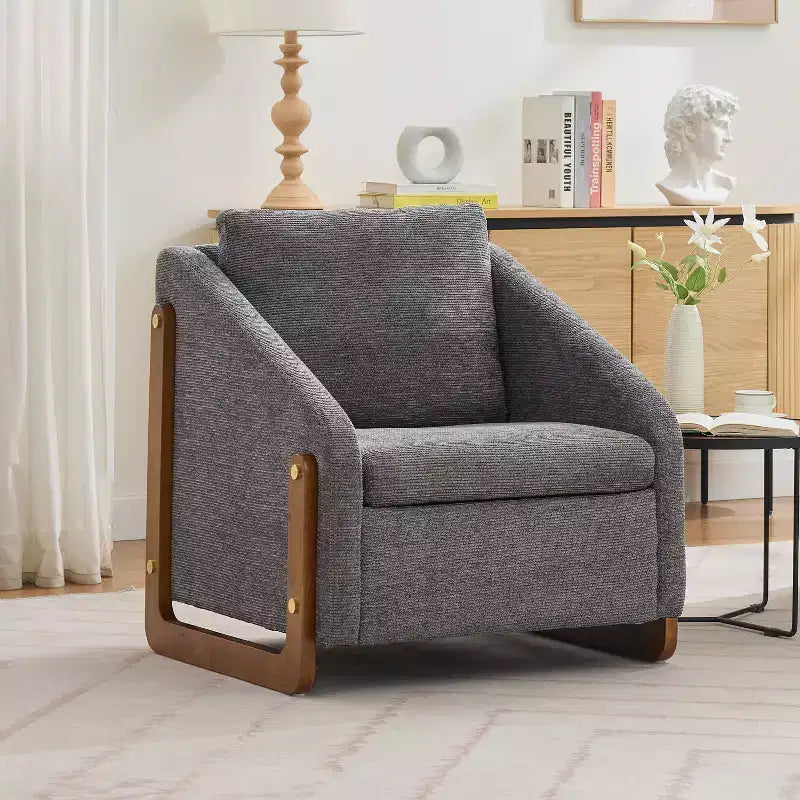 Poltrona Bernie in ciniglia con struttura in legno e borchie