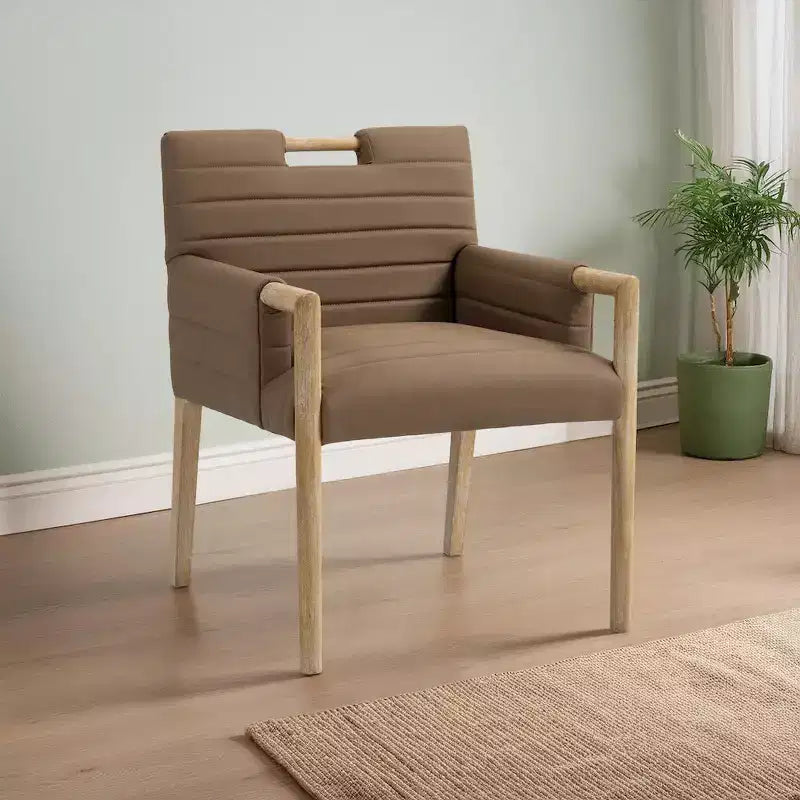 Sedia da pranzo Aimee con braccioli in pelle vegana, poltrona moderna imbottita, nera