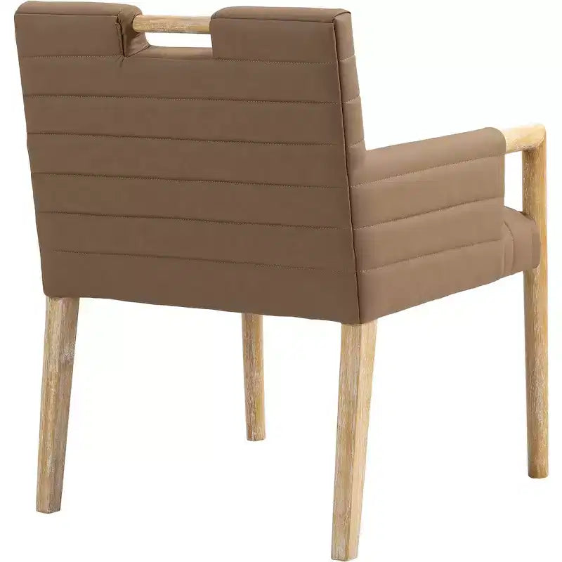 Sedia da pranzo Aimee con braccioli in pelle vegana, poltrona moderna imbottita, nera