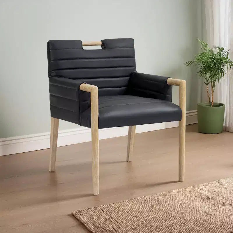 Sedia da pranzo Aimee con braccioli in pelle vegana, poltrona moderna imbottita, nera