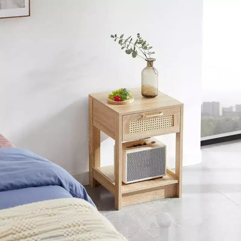 Comodino in Rattan con Piano Sollevabile e Vano a Giorno, Tavolino Moderno di Metà Secolo, Maniglia Retrò, Bianco
