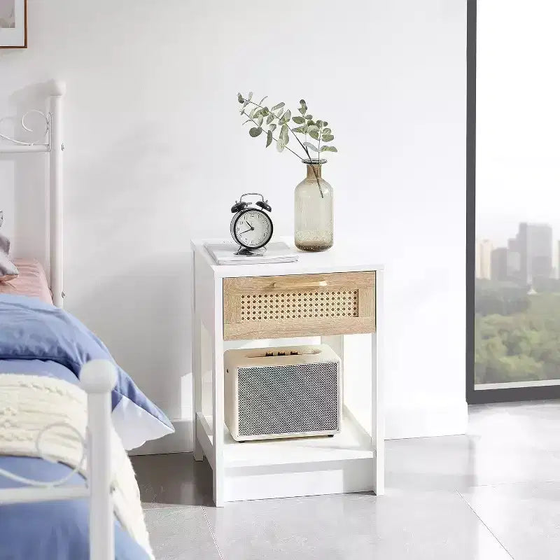 Comodino in Rattan con Piano Sollevabile e Vano a Giorno, Tavolino Moderno di Metà Secolo, Maniglia Retrò, Bianco