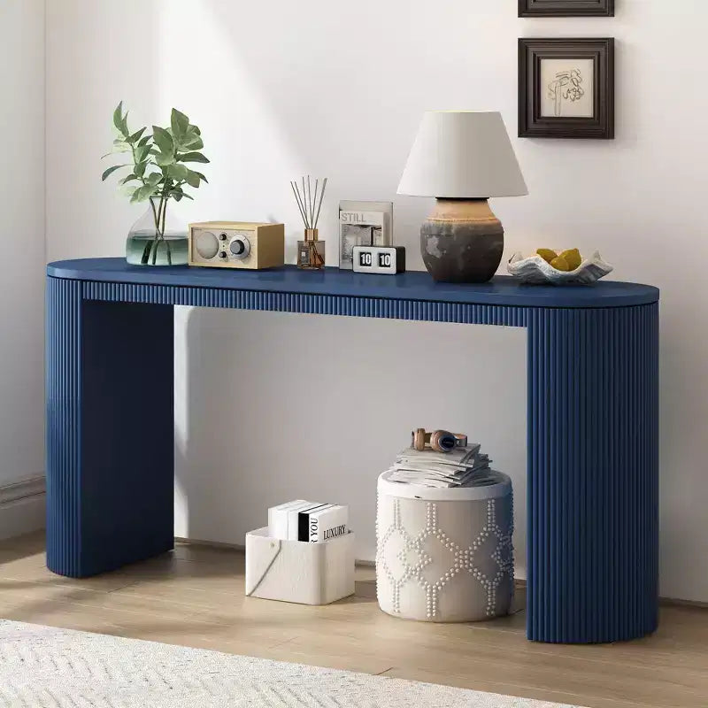 Consolle moderna con gambe curve e piano a strisce verticali, tavolo stretto per l'ingresso