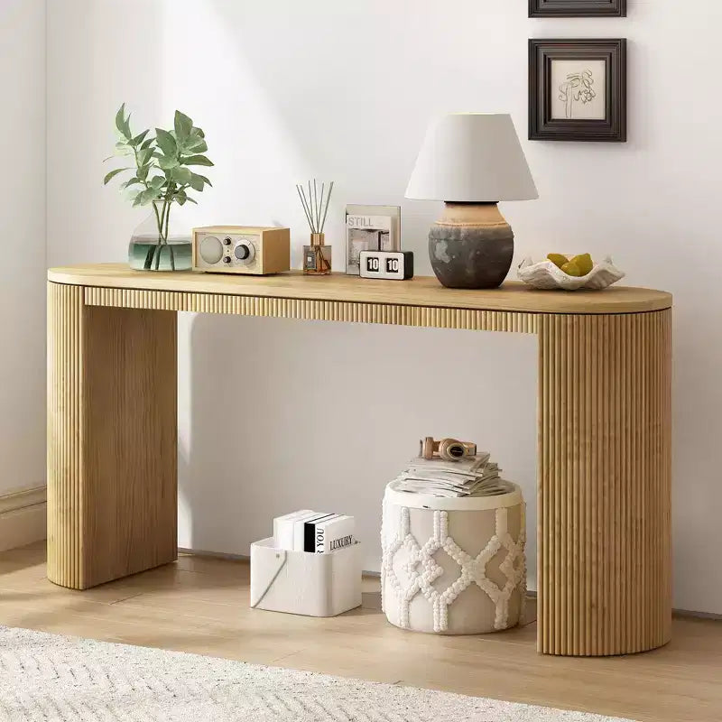 Consolle moderna con gambe curve e piano a strisce verticali, tavolo stretto per l'ingresso