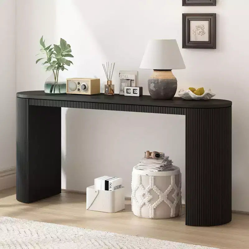 Consolle moderna con gambe curve e piano a strisce verticali, tavolo stretto per l'ingresso