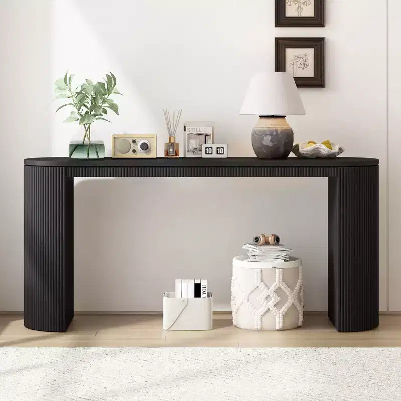 Consolle moderna con gambe curve e piano a strisce verticali, tavolo stretto per l'ingresso
