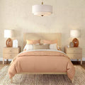 Letto matrimoniale in rattan con testiera intrecciata, struttura in legno massello di pino, aspetto naturale