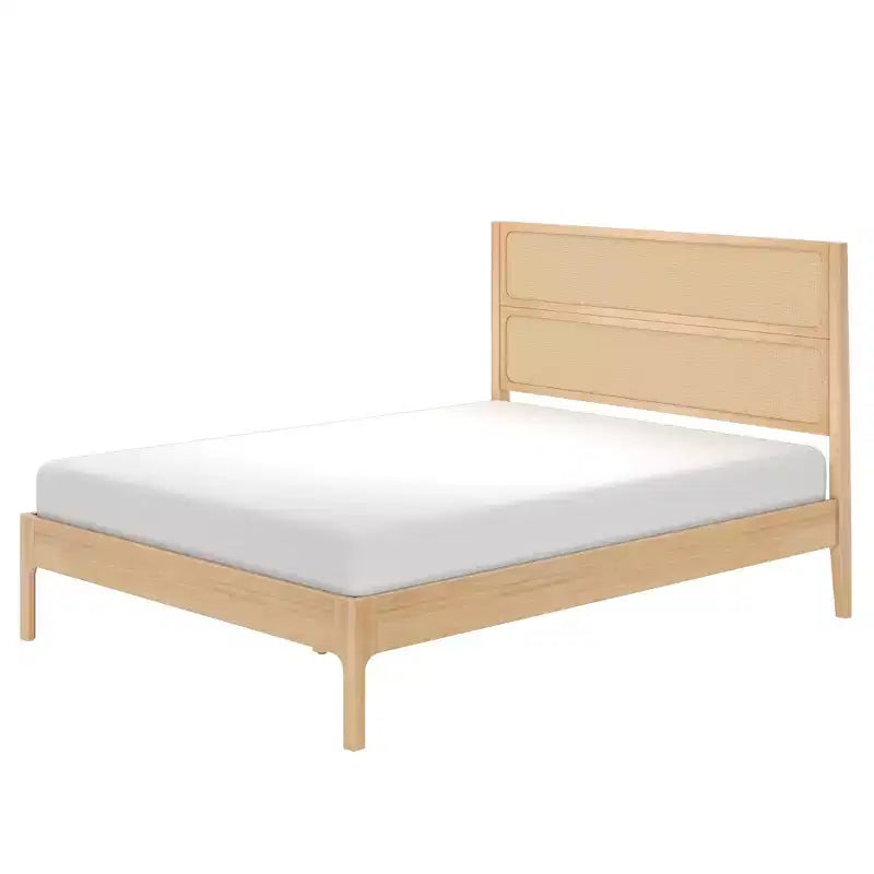 Letto matrimoniale in rattan con testiera intrecciata, struttura in legno massello di pino, aspetto naturale