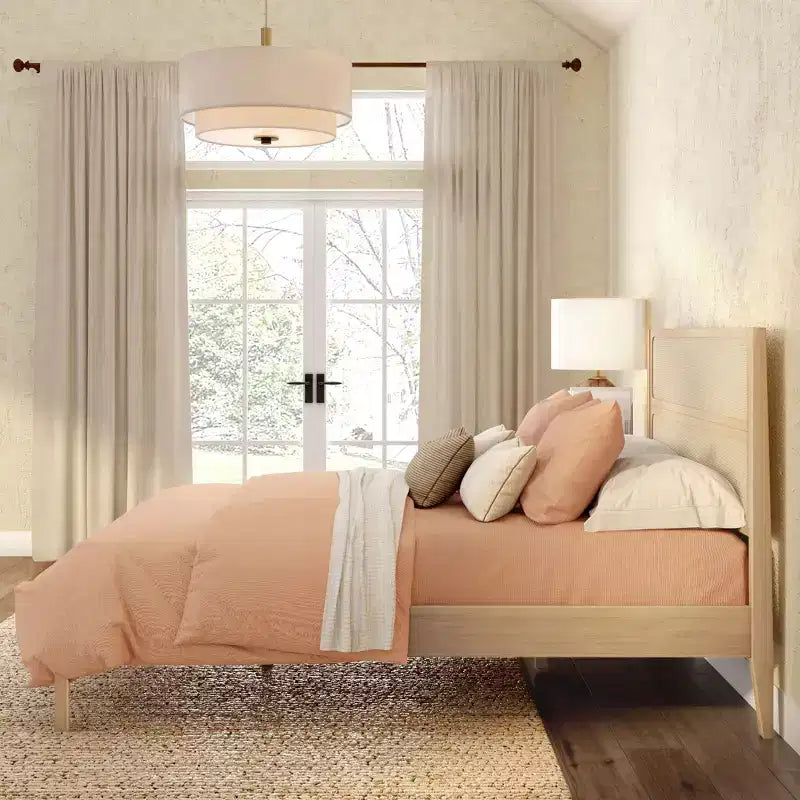Letto matrimoniale in rattan con testiera intrecciata, struttura in legno massello di pino, aspetto naturale