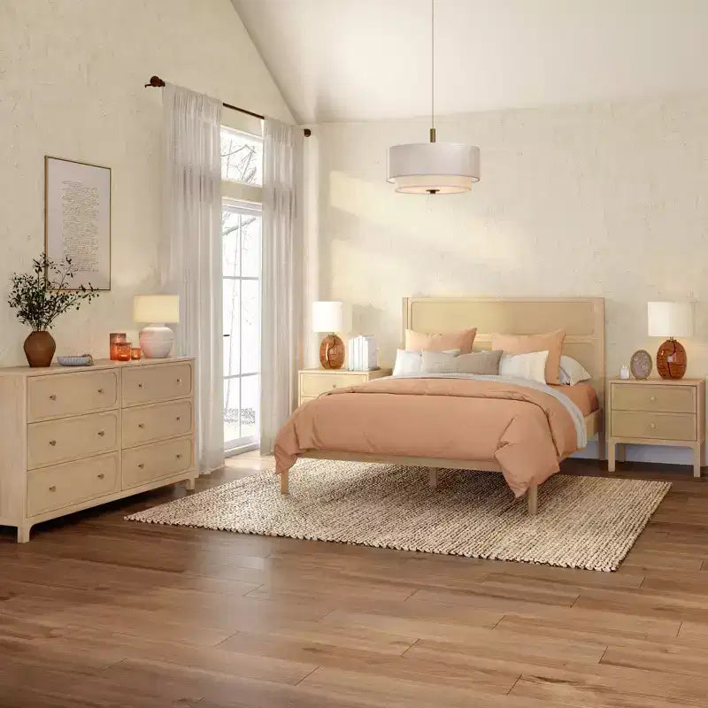 Letto matrimoniale in rattan con testiera intrecciata, struttura in legno massello di pino, aspetto naturale