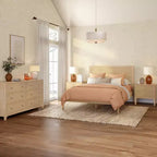 Letto matrimoniale in rattan con testiera intrecciata, struttura in legno massello di pino, aspetto naturale