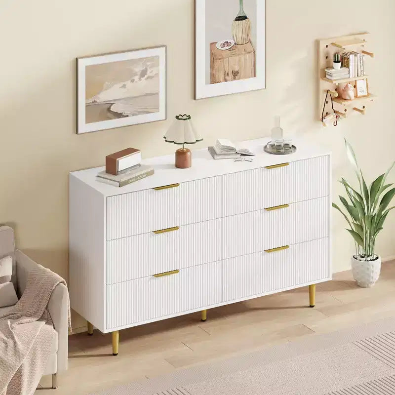 Cassettiera moderna a 6 cassetti nera con scanalature, comò ampio in legno con maniglie e gambe in metallo dorato, grande organizer per camera da letto, soggiorno e ingresso