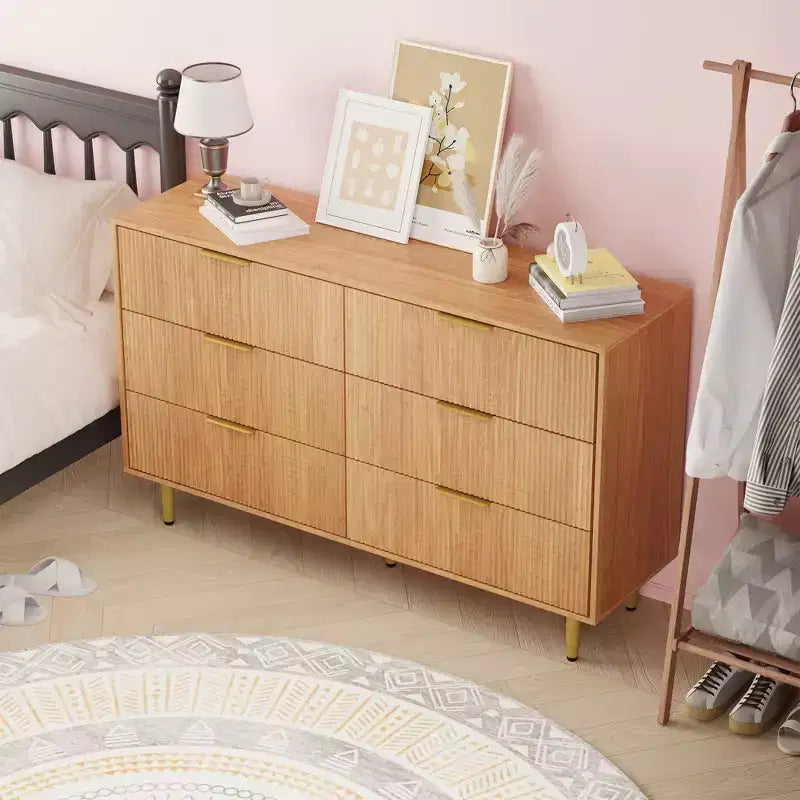 Cassettiera moderna a 6 cassetti nera con scanalature, comò ampio in legno con maniglie e gambe in metallo dorato, grande organizer per camera da letto, soggiorno e ingresso