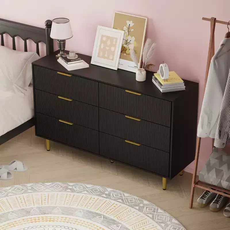 Cassettiera moderna a 6 cassetti nera con scanalature, comò ampio in legno con maniglie e gambe in metallo dorato, grande organizer per camera da letto, soggiorno e ingresso