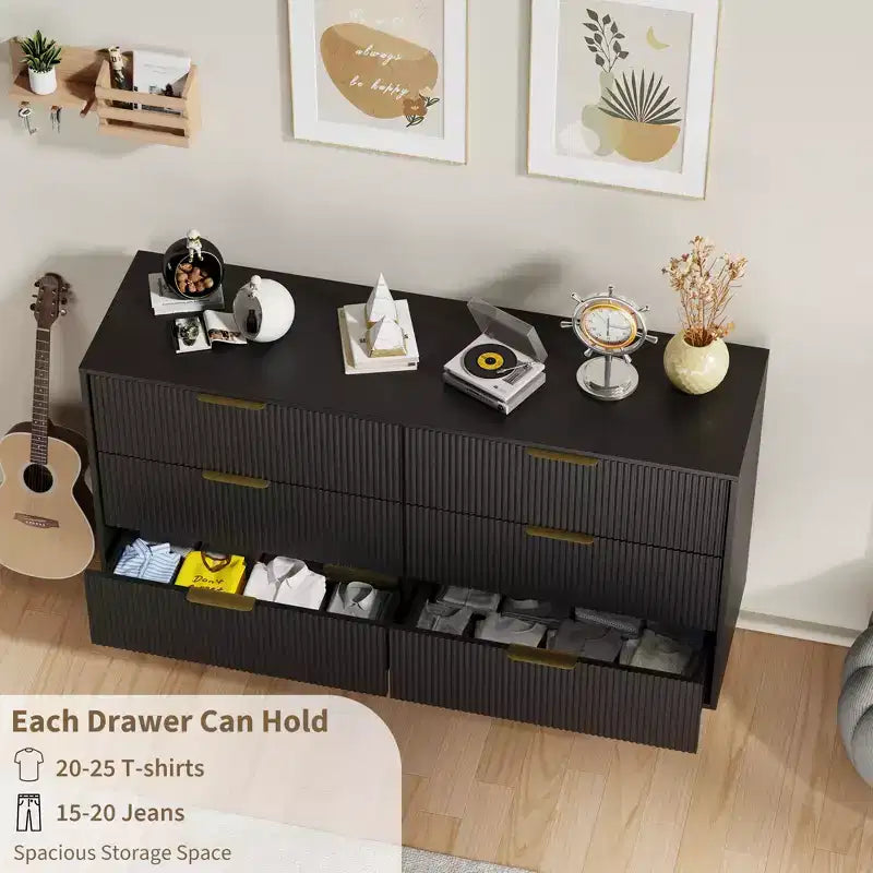 Cassettiera moderna a 6 cassetti nera con scanalature, comò ampio in legno con maniglie e gambe in metallo dorato, grande organizer per camera da letto, soggiorno e ingresso