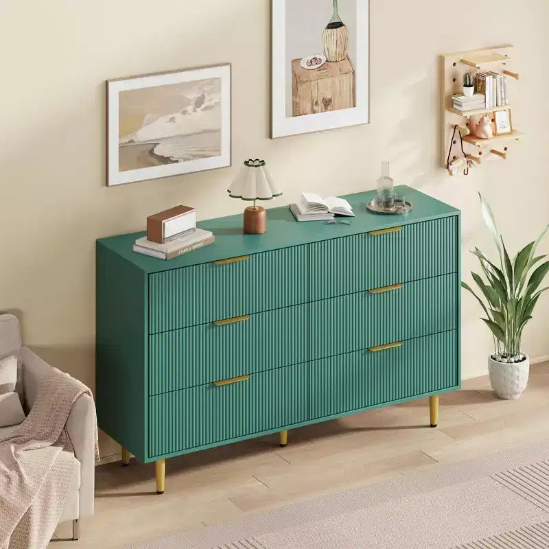Cassettiera moderna a 6 cassetti nera con scanalature, comò ampio in legno con maniglie e gambe in metallo dorato, grande organizer per camera da letto, soggiorno e ingresso