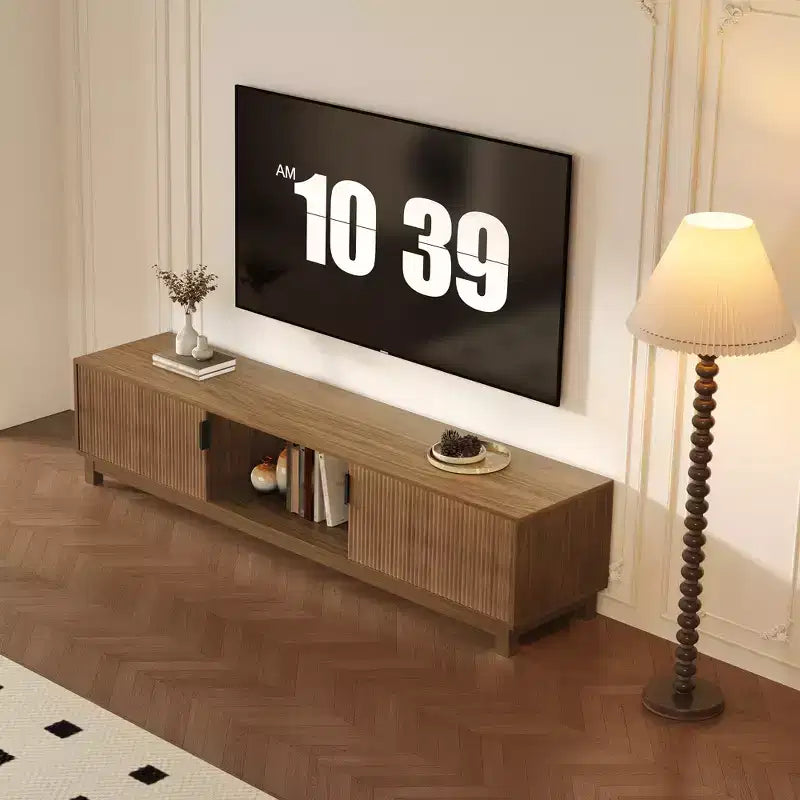 Mobile TV moderno di metà secolo con scanalature e ripiani aperti, adatto a TV da 55-80", noce